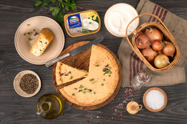 Закрытый пирог с начинкой из сыра, лука и зелени  